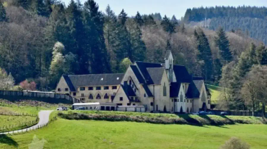 L'Abbaye de Cordemois nichée dans la vallée, à Bouillon