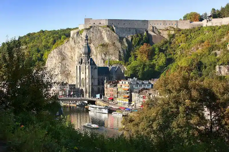La citadelle de Dinant surplombant la collégiale et la Meuse