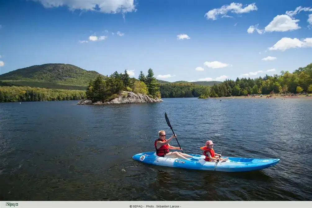 éescente en kayak dans le Parc national de la Semois