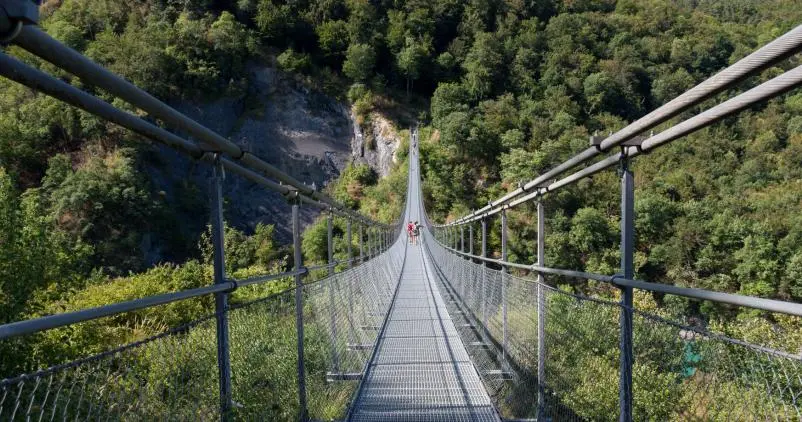 Passerelle Himalayenne de Florenville, pont suspendu au-dessus du lac de la Vierre