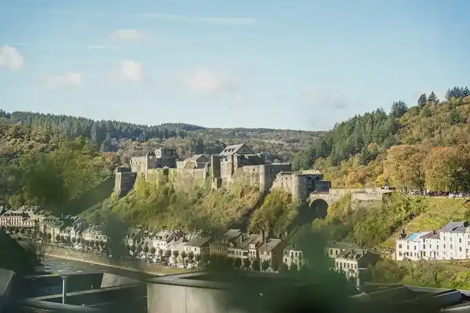 Le château fort de Bouillon dominant la Semois et son reflet dans l'eau
