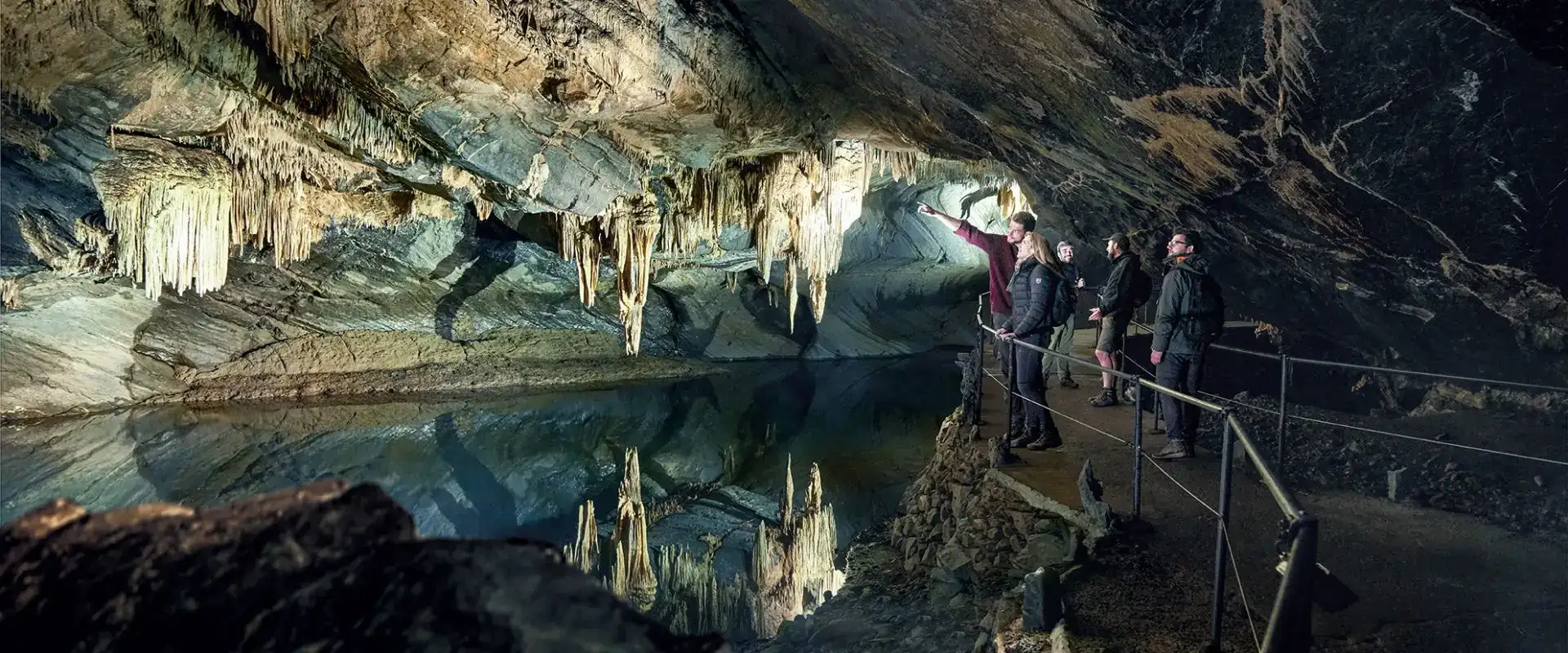 Galerie souterraine, stalactites et reflets dans l'eau aux Grottes de Han-sur-Lesse