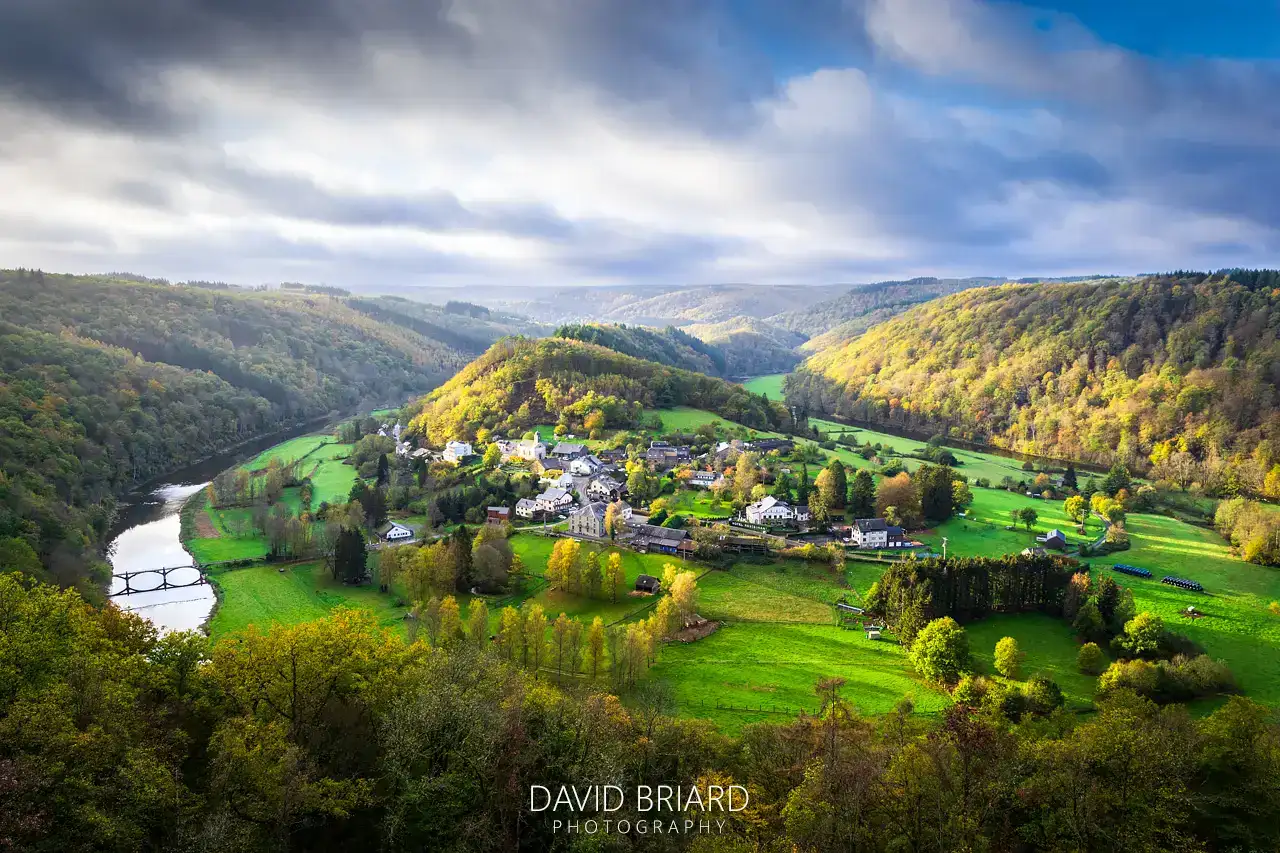 Vue plongeante sur la boucle de la Semois et le village de Frahan