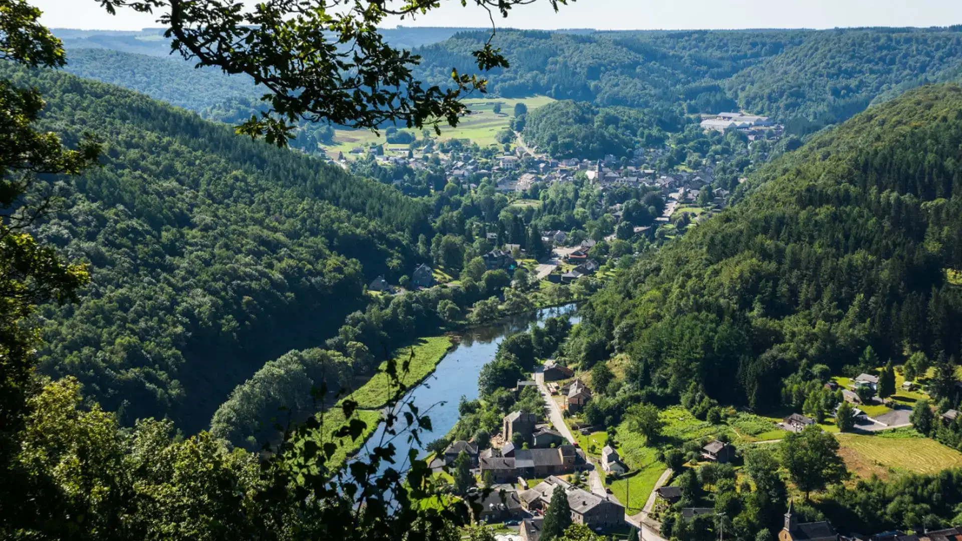 Panorama à 180° sur les méandres de la Semois depuis le point de vue de Naglémont, à Mouzaive