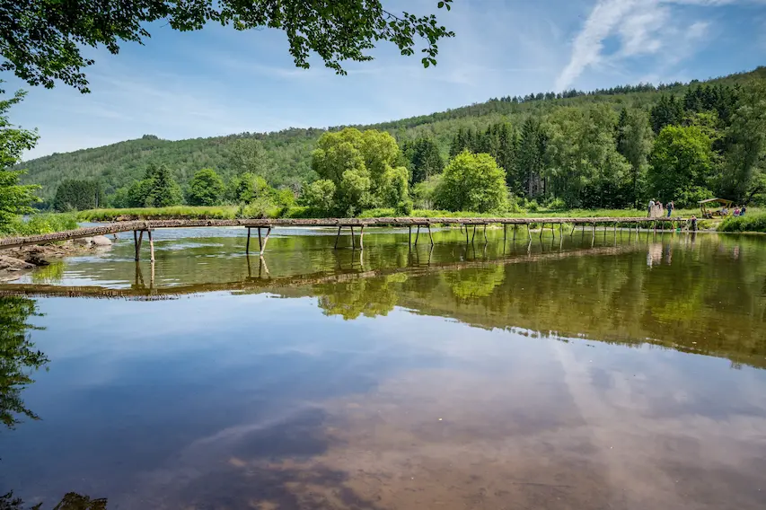 Pont de Claie, passage emblématique en clayonnage sur la Semois à Laforêt