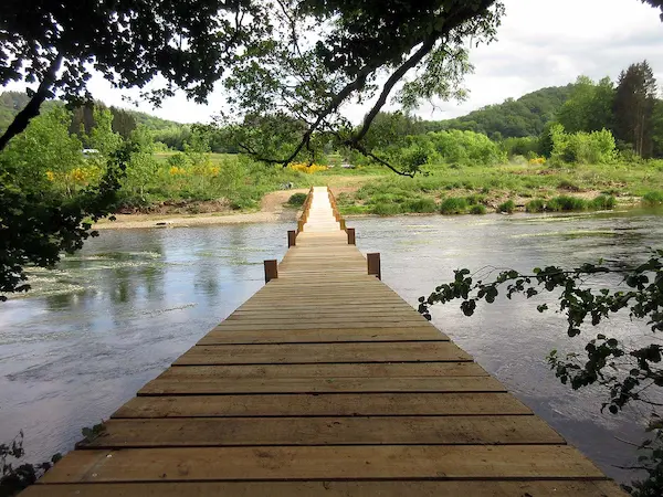 Passerelle de claies de Kelhan, passage tressé traditionnel sur la Semois